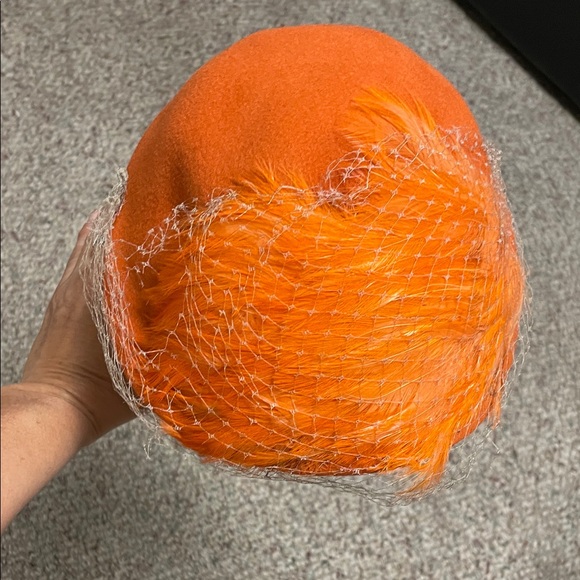 Vintage 40s wool felt feathered Orange Fascinator Hat with mesh Veil - Picture 4 of 9